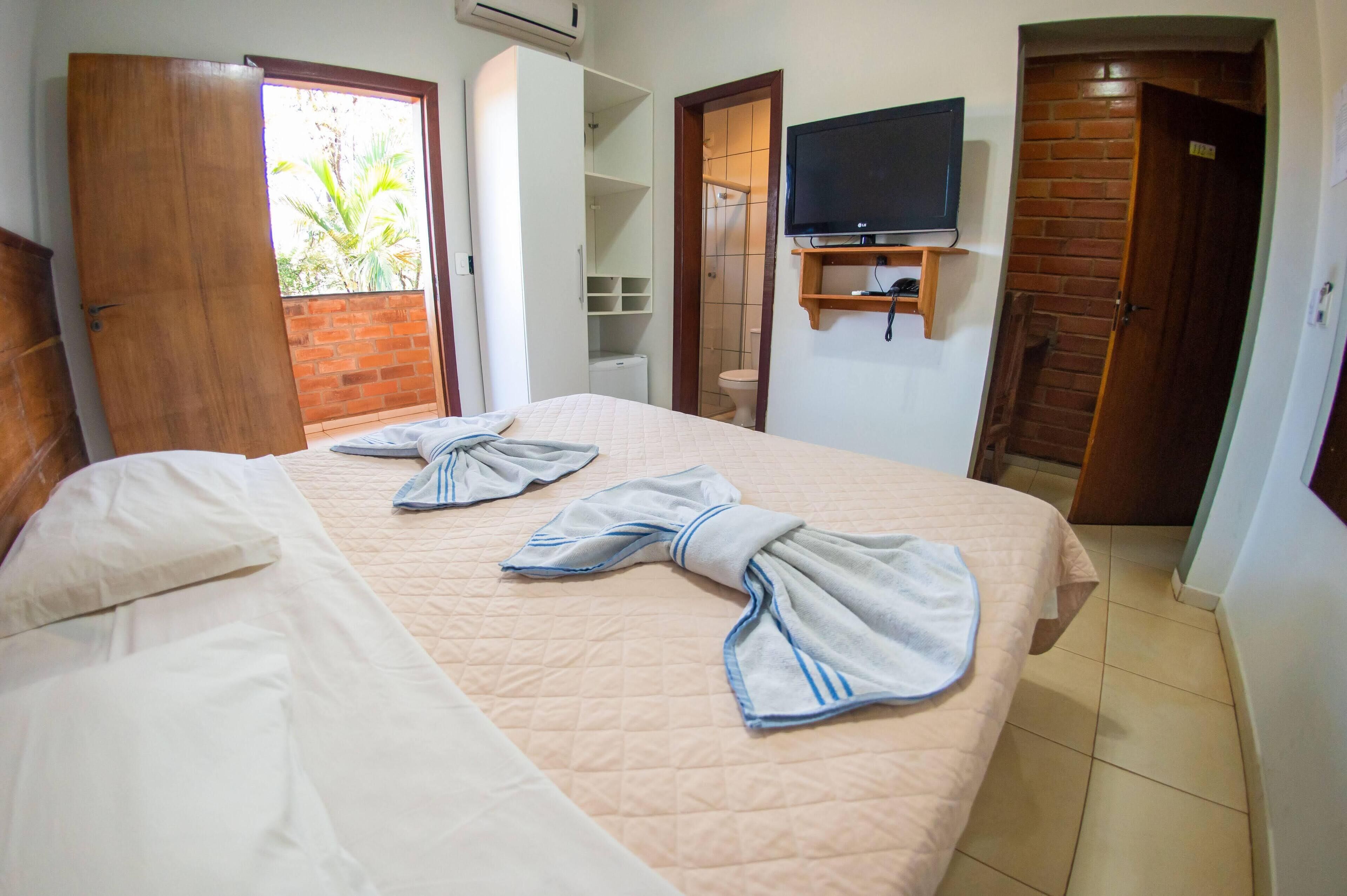 Chuveiro, produtos de toalete grátis, toalhas de banho 