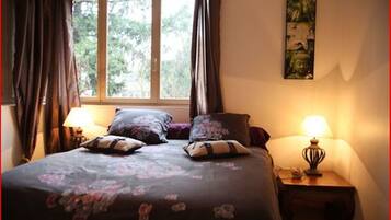 2 bedrooms, travel cot, free WiFi, bed sheets