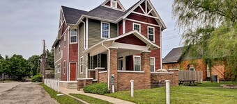 9 bedrooms, 3 full kitchens, 3 full Baths, Laundry, Downtown Indy. Sleeps 20+