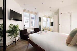 Deluxe studio | Luxe beddengoed, bedden met traagschuimmatrassen