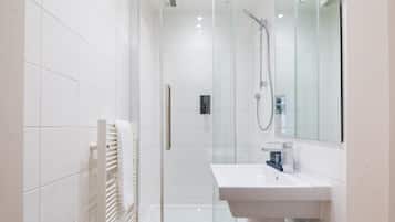 Studio | Bathroom | Shower, free toiletries, hair dryer, towels