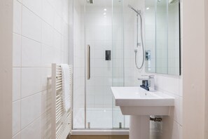 Studio | Bathroom | Shower, free toiletries, hair dryer, towels - Hausd - Covent Garden (London)