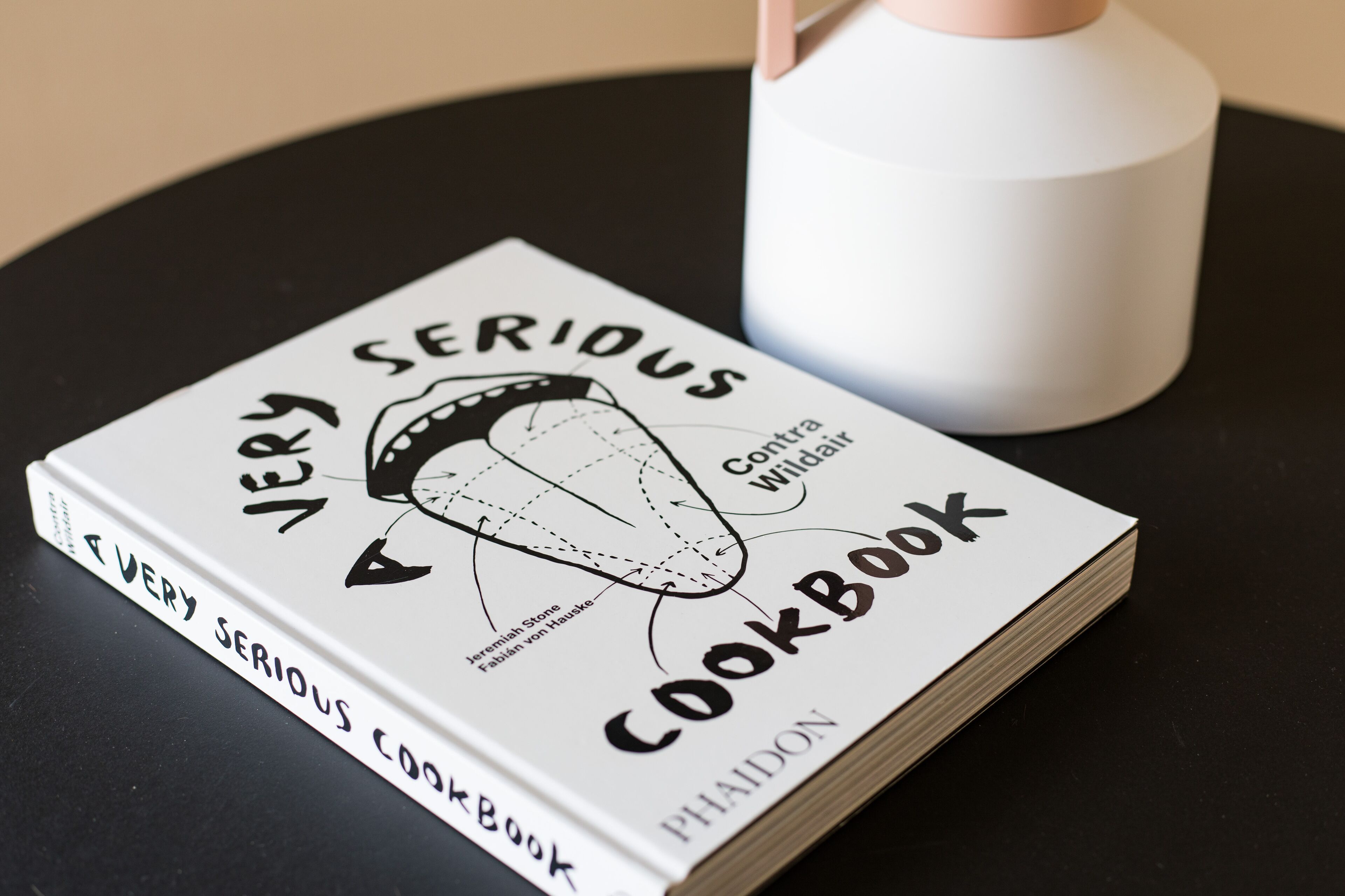 Un livre de recettes intitulé « Very Serious Cookbook » publié par Phaidon.