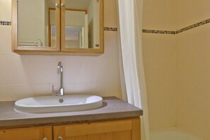 Bathtub - At the foot of shops, 1st floor, view limited, 27m², Méribel-Mottaret (Méribel - Les Allues)