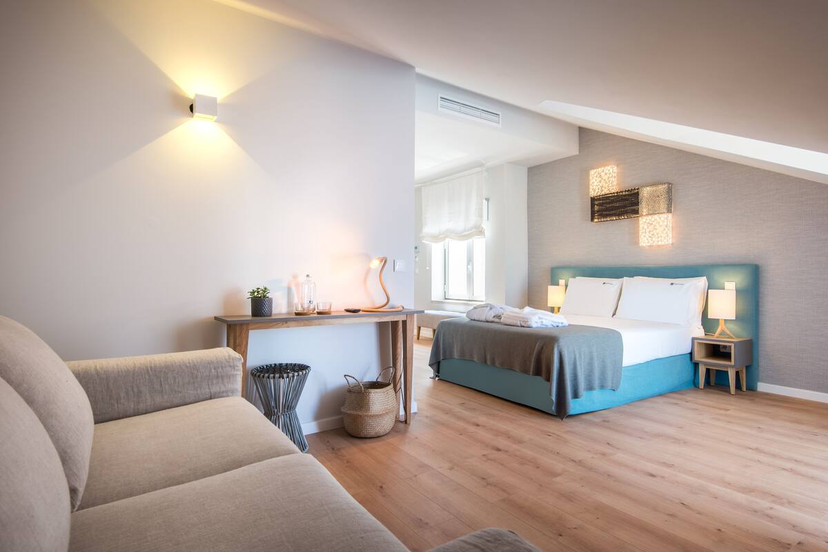 Suite Superior, pemandangan laut | Brankas, tirai kedap cahaya, tempat tidur bayi gratis, dan Wi-Fi gratis