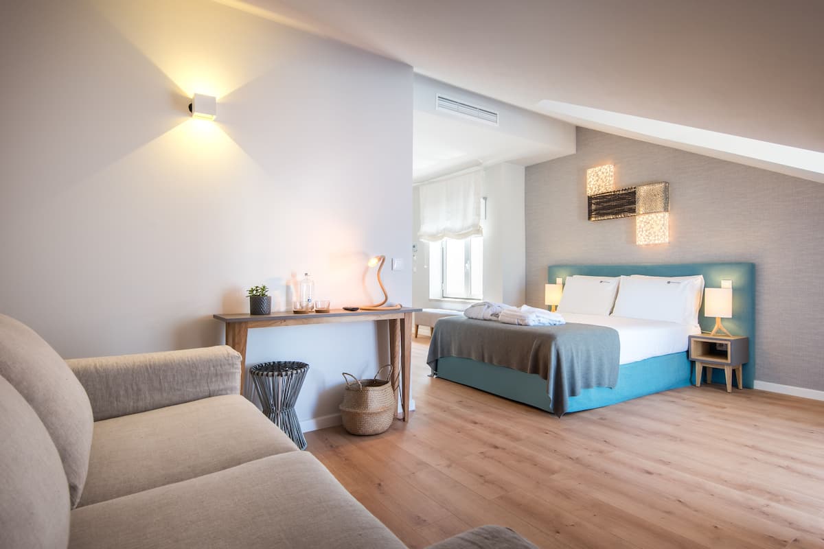Superior suite, uitzicht op zee | 1 slaapkamer, een kluis op de kamer, verduisterende gordijnen