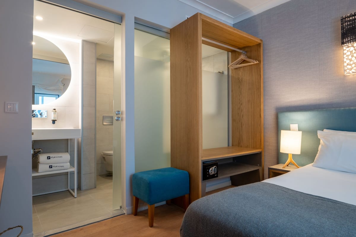 Tweepersoonskamer (Interior View) | 1 slaapkamer, een kluis op de kamer, verduisterende gordijnen