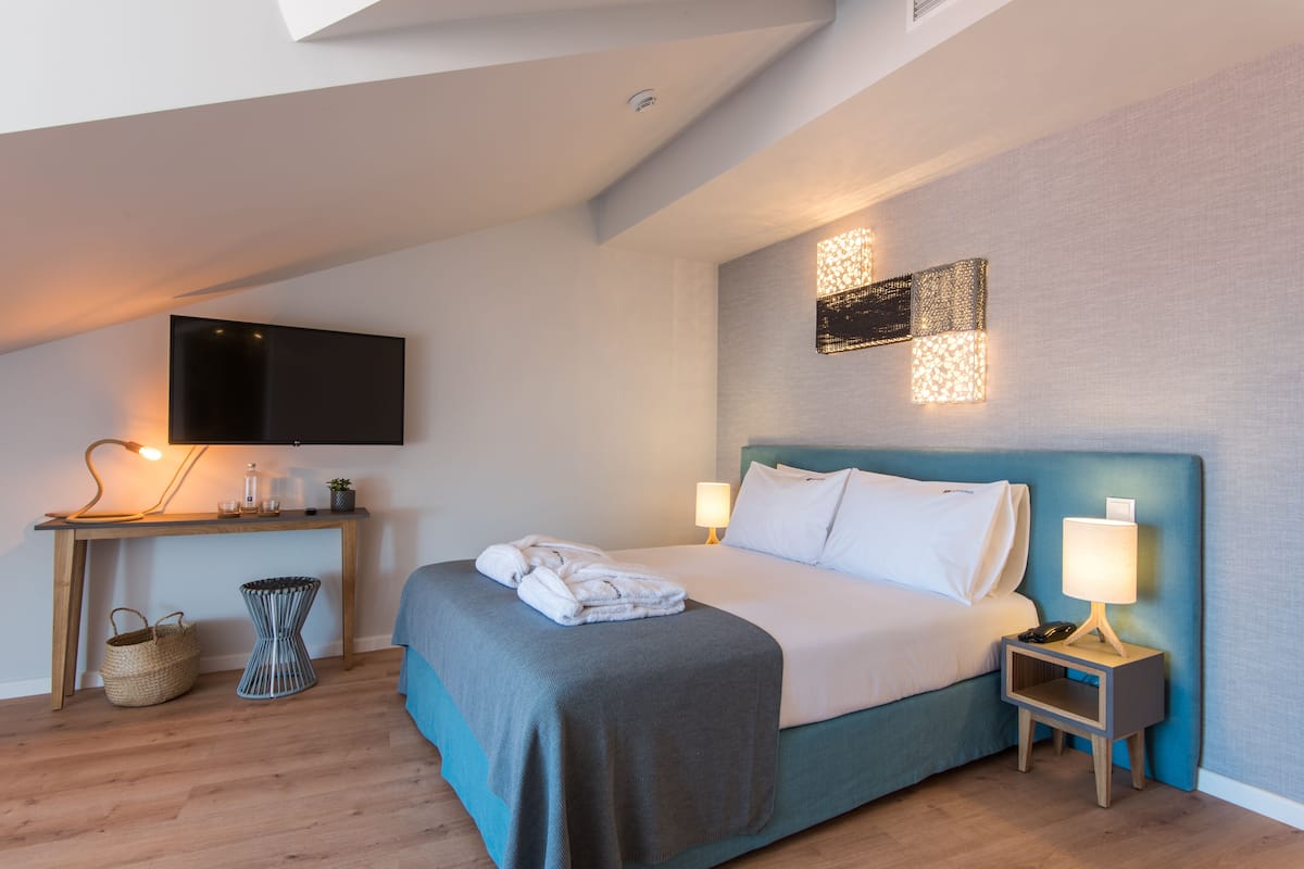 Suite, uitzicht op zee | 1 slaapkamer, een kluis op de kamer, verduisterende gordijnen