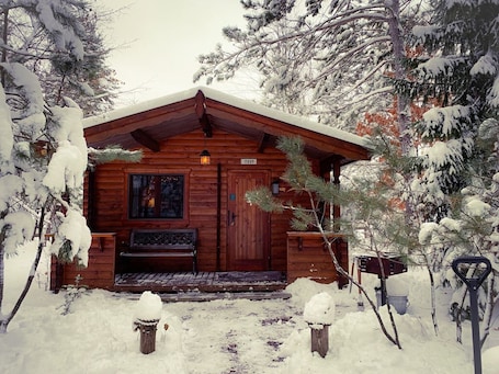 Exterior. Honey Bear Hideaway Cabin