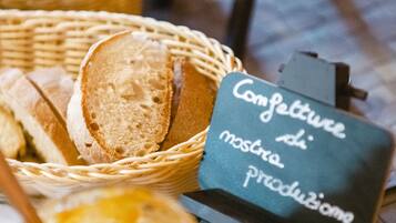 A basket of sliced bread and a sign that reads "Confiture di mostro produzione."