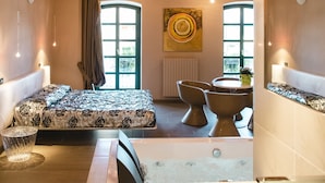 Een moderne badkamer met een bad, een grote spiegel en een wastafel.