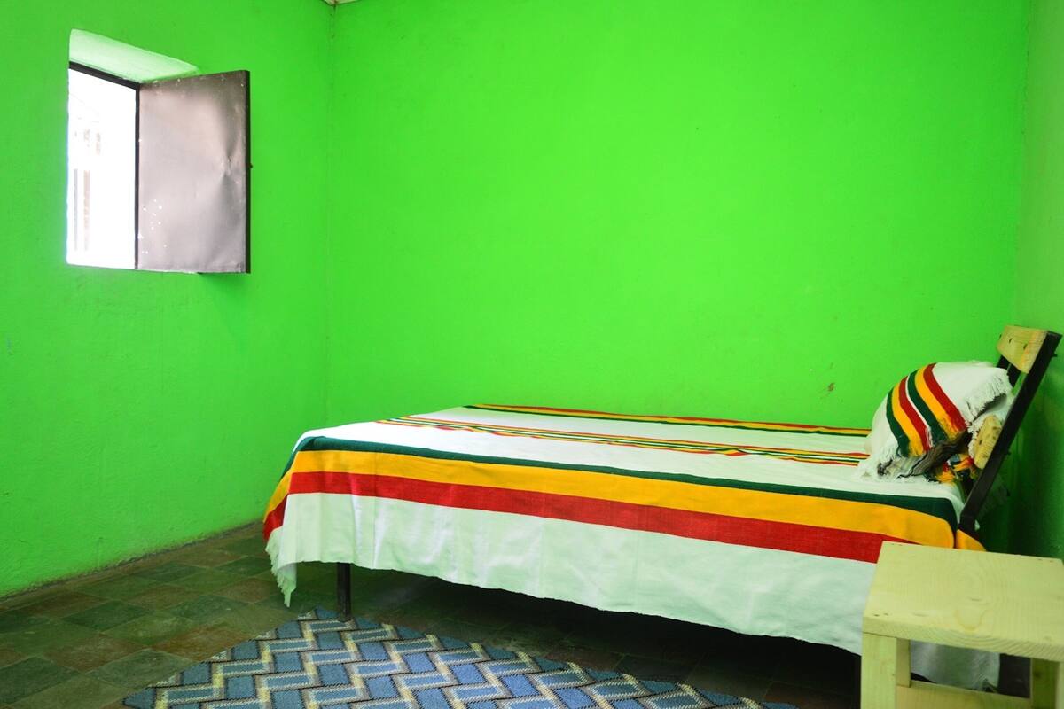 Cabaña Confort, 1 cama individual, vista al jardín, en el área del jardín | Espacio para trabajar con laptop, cortinas blackout y insonorización