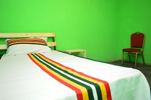 Cabaña Confort, 1 cama individual, vista al jardín, en el área del jardín | Espacio para trabajar con laptop, cortinas blackout y insonorización