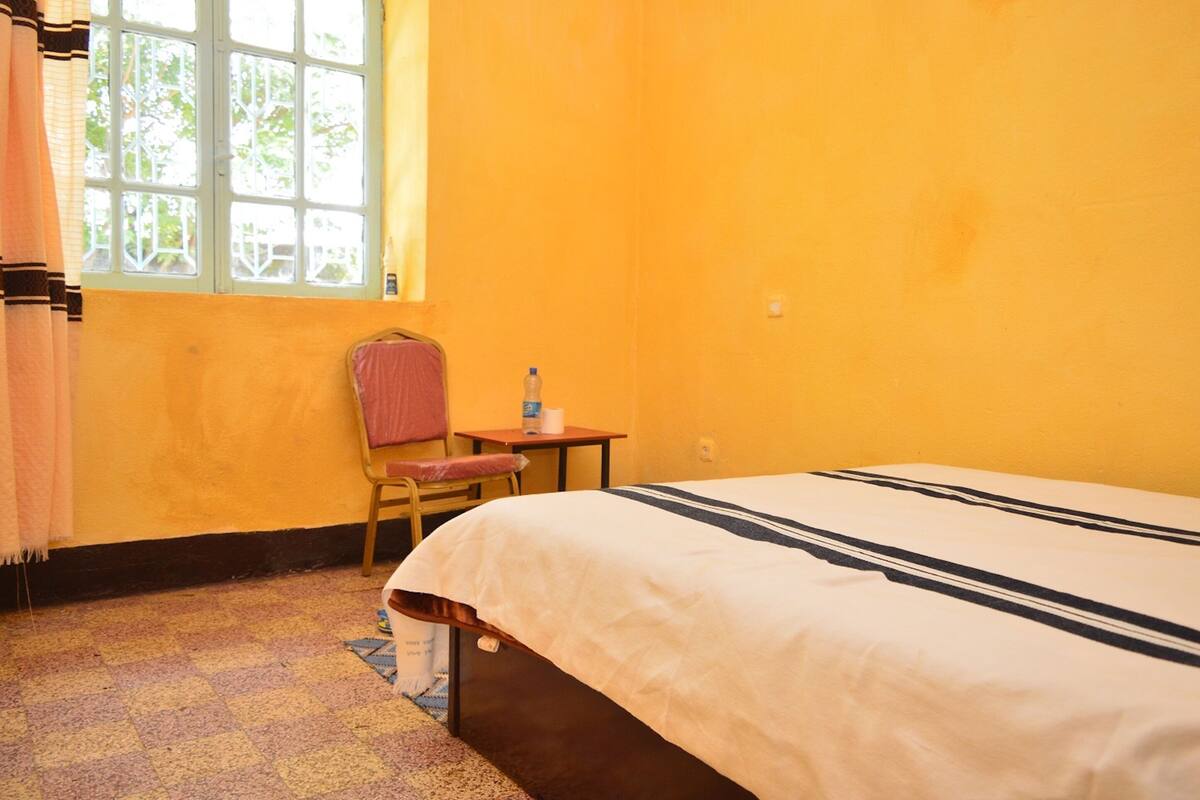 Habitación doble ejecutiva, vista al jardín | Espacio para trabajar con laptop, cortinas blackout y insonorización