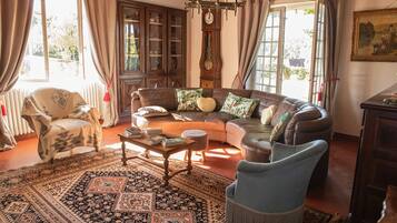 TV connectée, cheminée, baby-foot, table de tennis de table