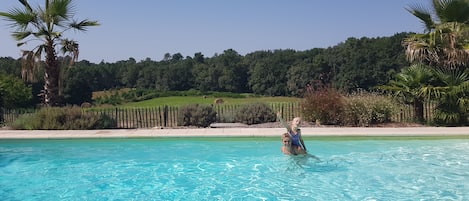 Una piscina al aire libre, una piscina climatizada