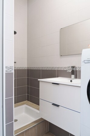 Shower, hair dryer, towels, toilet paper - House 5 p hyper center Amboise #parking #terrasse (Amboise)