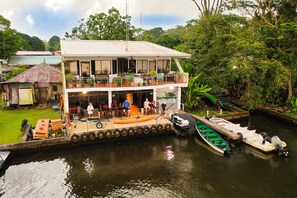 Living area - Cabinas Tortuguero (Colorado)