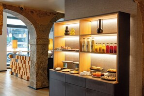 Desayuno continental gratuito y diario