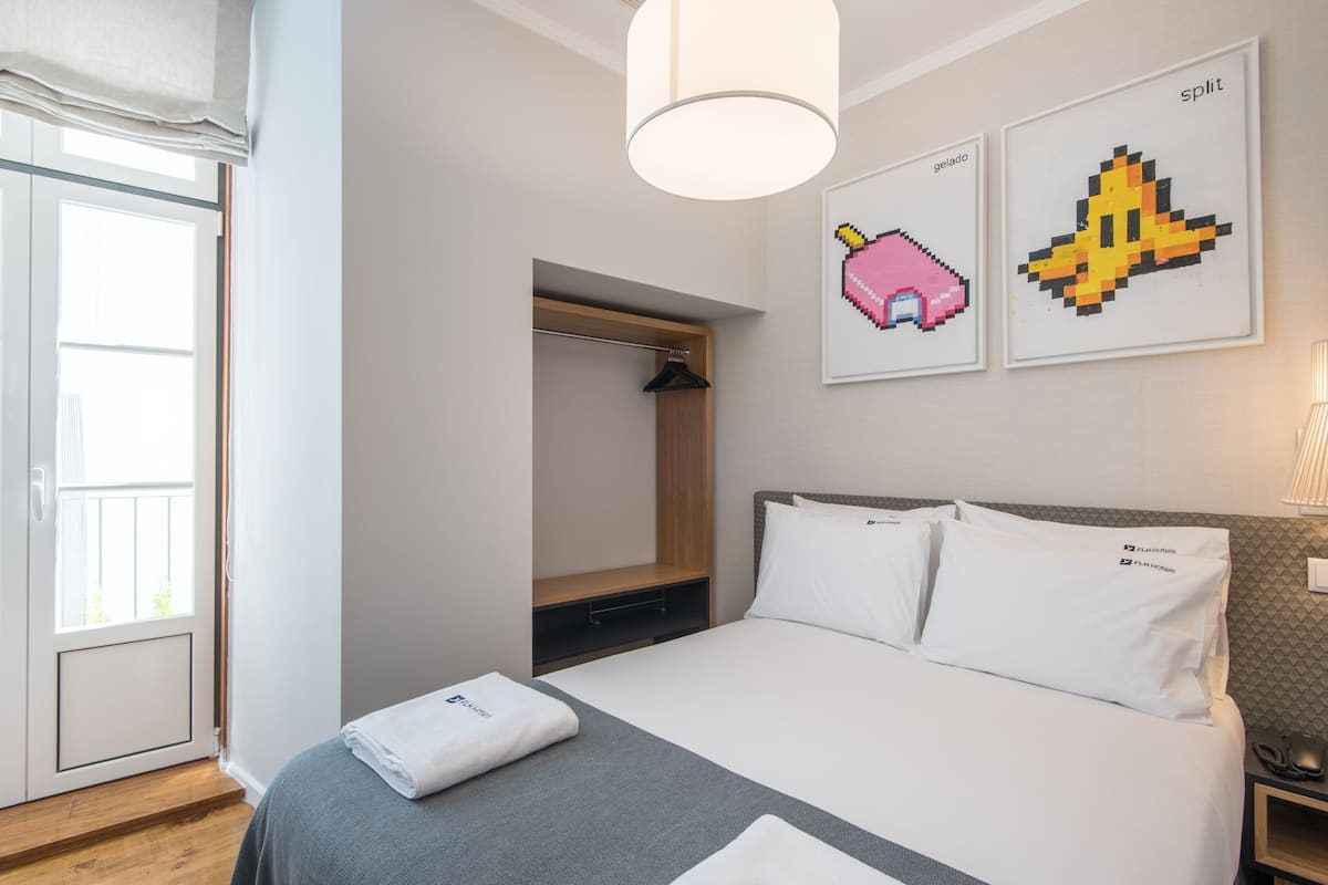 Interior Single Room | 1 sovrum, värdeförvaringsskåp på rummet och mörkläggningsgardiner