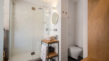Twin kamer | Badkamer | Een douche, een haardroger, handdoeken, zeep