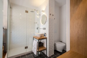 Habitación con 2 camas individuales | Baño | Ducha, secador de pelo, toallas y jabón