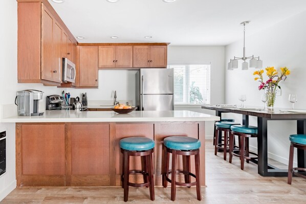 ثلاجة، ميكروويف، فرن، موقد طهي مسطح