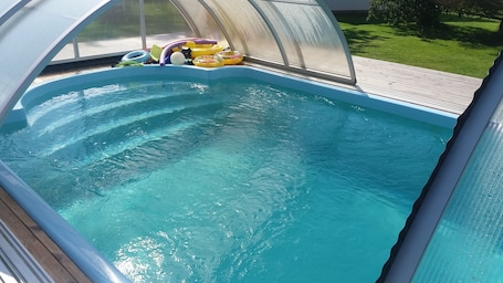 Piscina externa sazonal, guarda-sóis, espreguiçadeiras