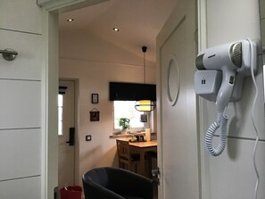 Cabaña Confort, 1 habitación | Baño | Regadera, secadora de cabello, piso con calefacción, jabón 