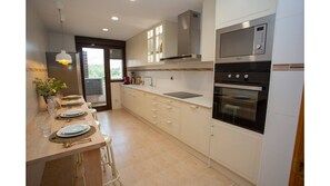 Jääkaappi, mikroaaltouuni, uuni, liesi