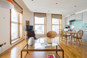 Appartement | Aire de séjour | Téléviseur à écran plat de 32 po avec télévision numérique, téléviseur