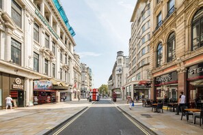 Apartment | Street view - Soulful Central London Apartment (London)