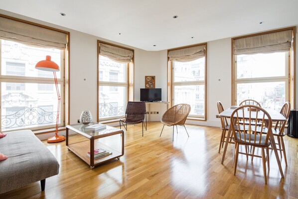 Apartment | Living area | 32-inch flat-screen TV with digital channels, TV, Netflix - Soulful Central London Apartment (London)