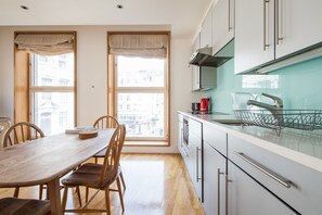 Apartment | Private kitchen | Fridge, microwave, oven, stovetop - Soulful Central London Apartment (London)