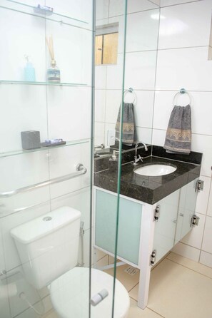 Traditional Room | Bathroom | Shower, rainfall showerhead, towels, toilet paper - Trindade em Família (Trindade)