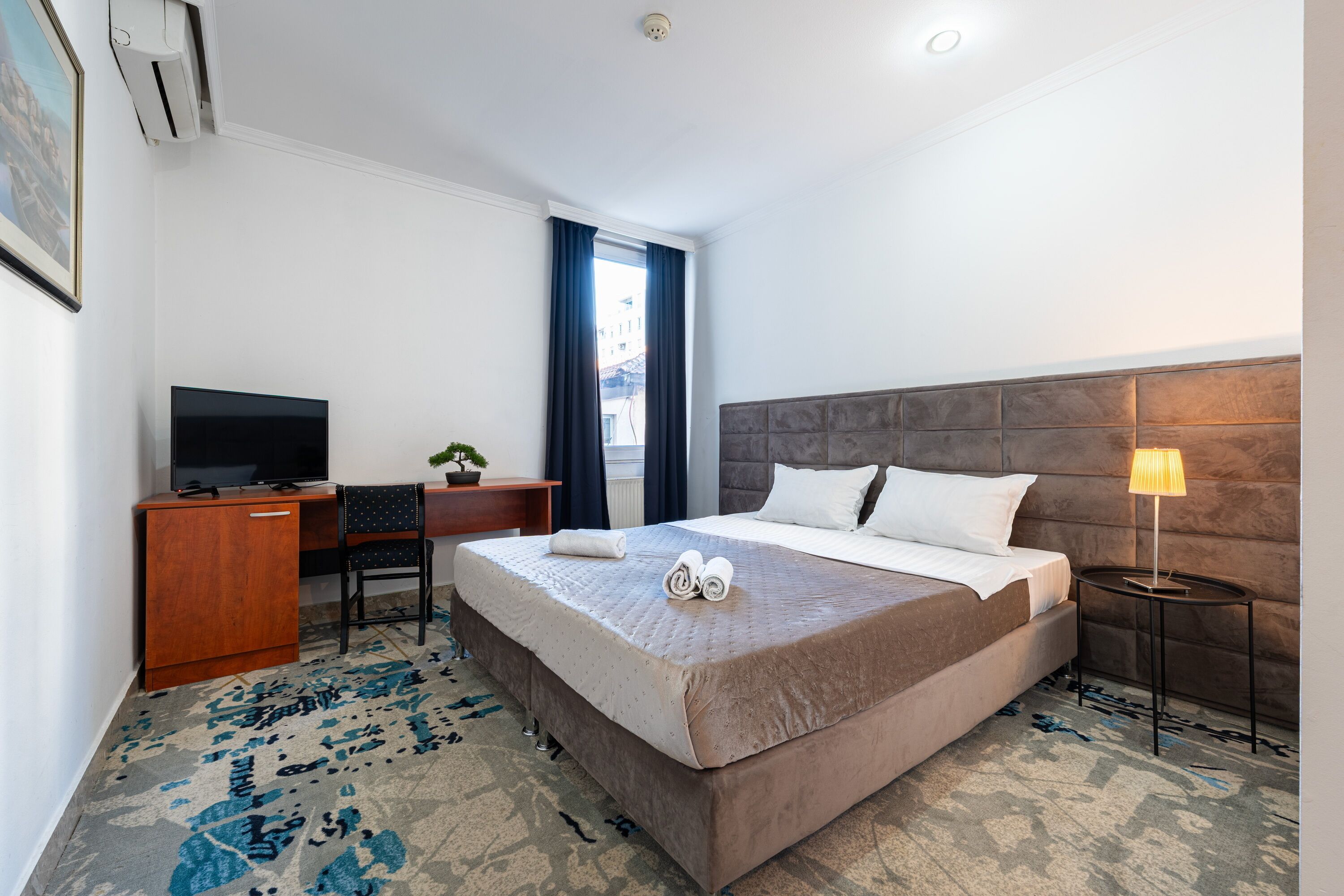 基础双人房 | 防过敏的被褥、特色装修、特色家居、办公桌