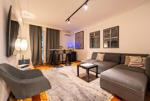 Suite | Living room | Flat-screen TV - Hotel Bojatours (Podgorica)