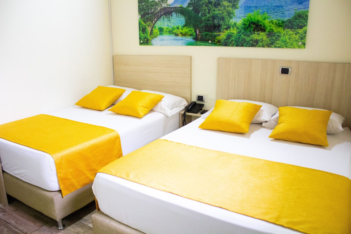 Habitación cuádruple | Cortinas opacas y wifi gratis
