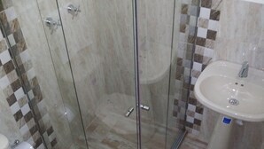 Double Room, 1 Queen Bed | Bathroom shower - Hotel Street 50 Estadio (Medellín)