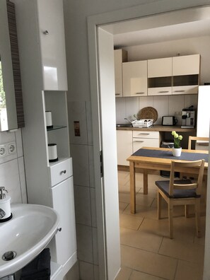 Apartment (incl.cleaning/sheets/towels fee 60EUR) | Badezimmer | Dusche, Handtücher