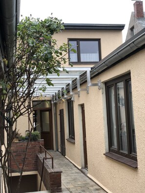 Courtyard - Completely Renovated 1-room Apartment in the City Center (Nortorf)