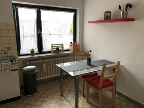 Apartment (incl.cleaning/sheets/towels fee 90EUR) | Private kitchen | Fridge, microwave, oven, stovetop