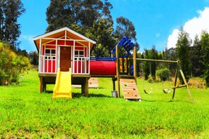 Children's play area - outdoor - Cabañas Lago Parque Paipa (Paipa)