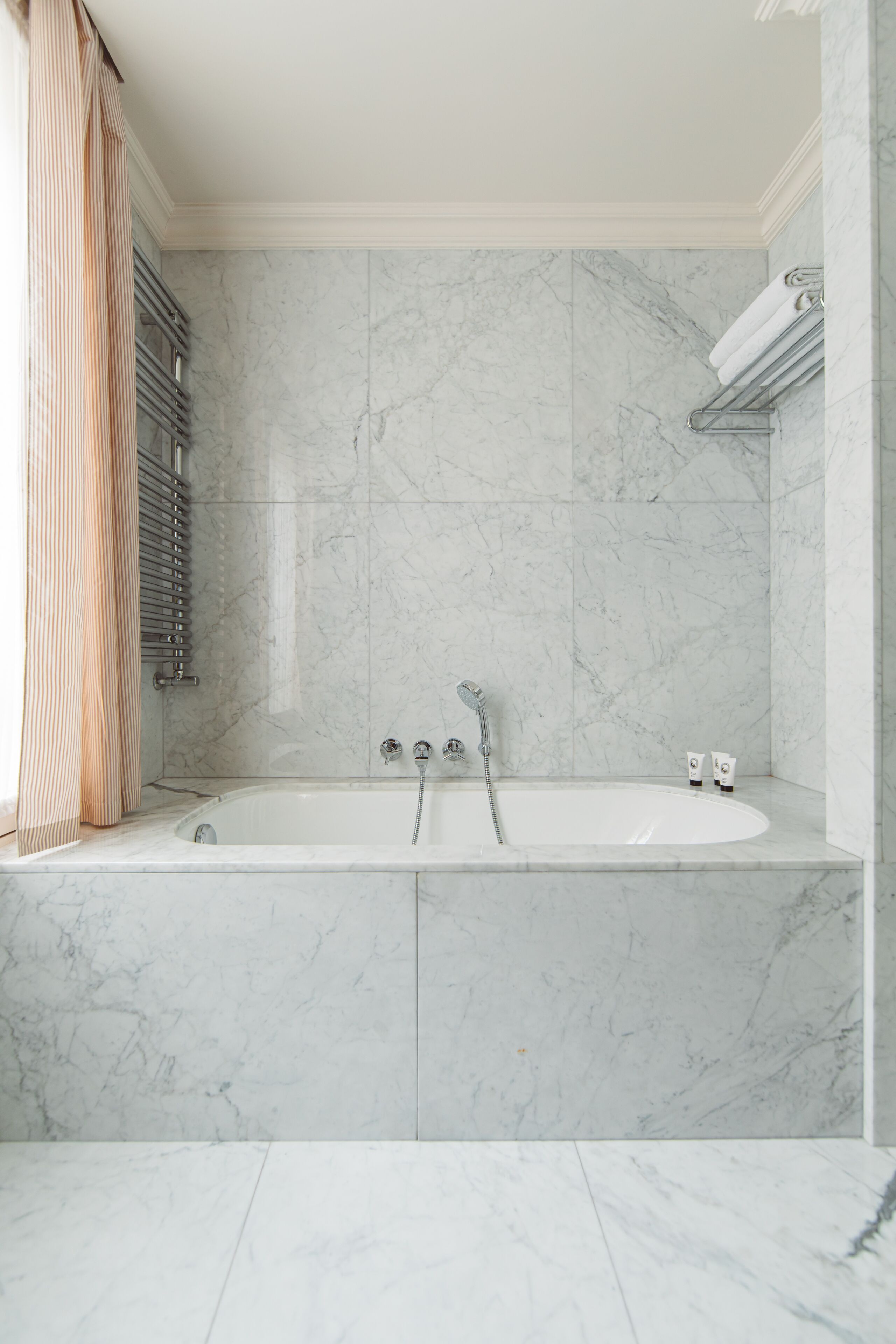 l'appartement terrasse | bathroom | free toiletries, hair dryer, towels, soap