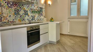 Refrigerador, horno, parrilla de estufa y cafetera y tetera