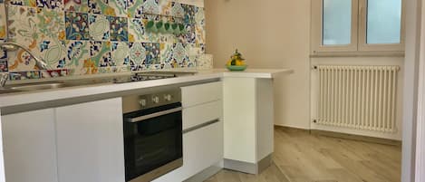 Fridge, oven, stovetop, coffee/tea maker