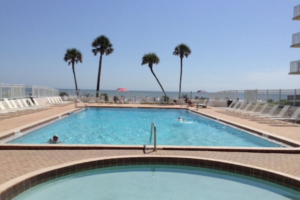 Een buitenzwembad, een verwarmd zwembad