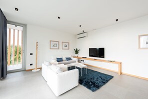 Smart TV, stereo - Villa Anna luxury and private pool in Alba (Italia, ALBA)