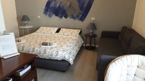Basic Room | Soundproofing, free WiFi, bed sheets - Il Miracolo B&B (Naples)