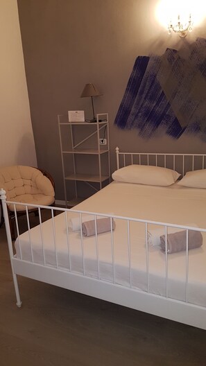 Soundproofing, free WiFi, bed sheets - Il Miracolo B&B (Naples)